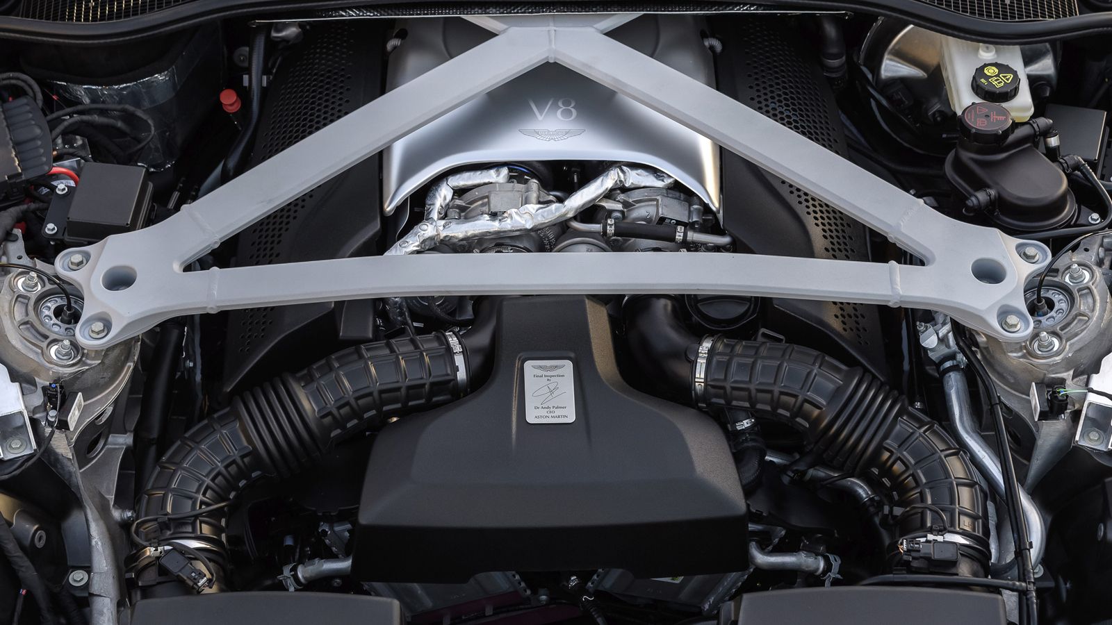 Ο twin-turbo V8 κινητήρας απέκτησε νέα εισαγωγή αέρα, καινούργια εξάτμιση και νέο σύστημα λίπανσης. Δημιούργησε νέο λογισμικό για τον εγκέφαλο, ενώ πρ